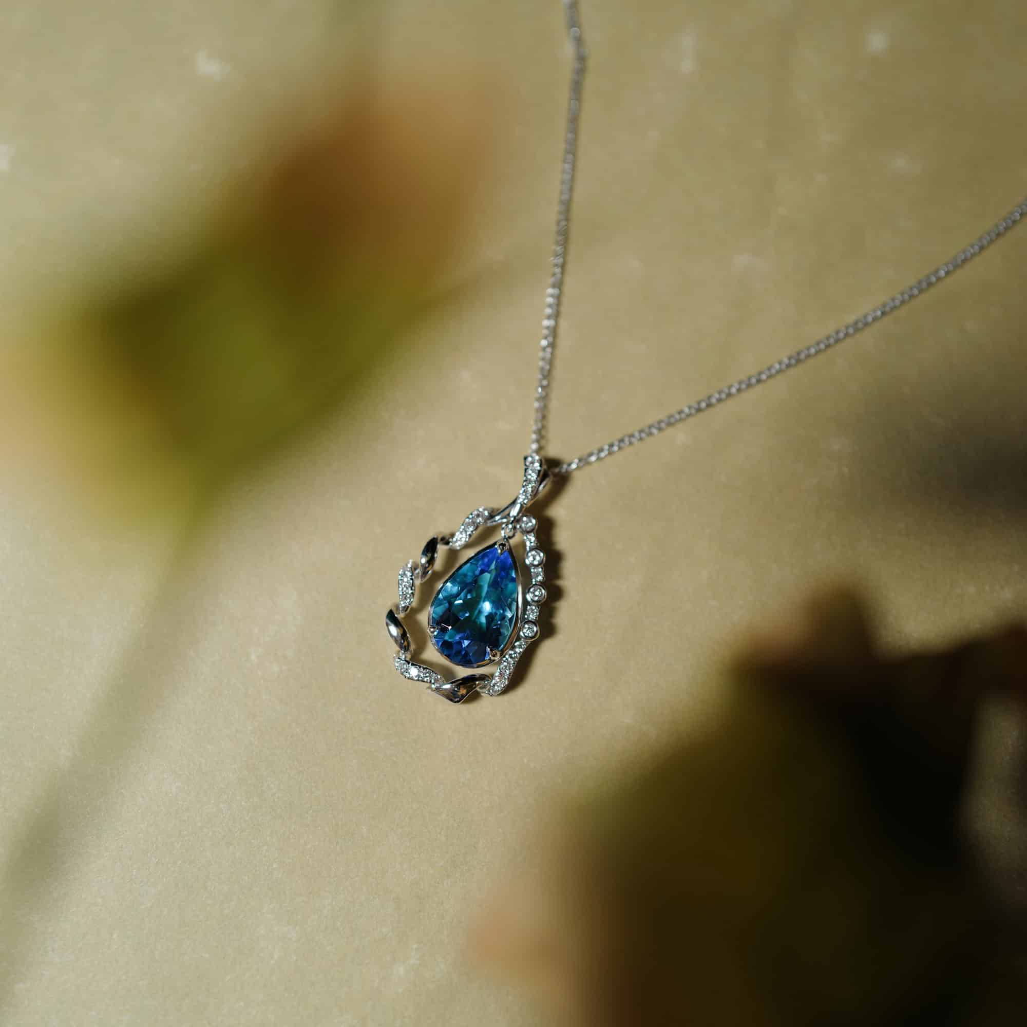 Delicate and classic pendant necklace