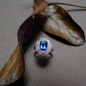 Indisputable sophistication: a classic blue sapphire in a regal-like setting